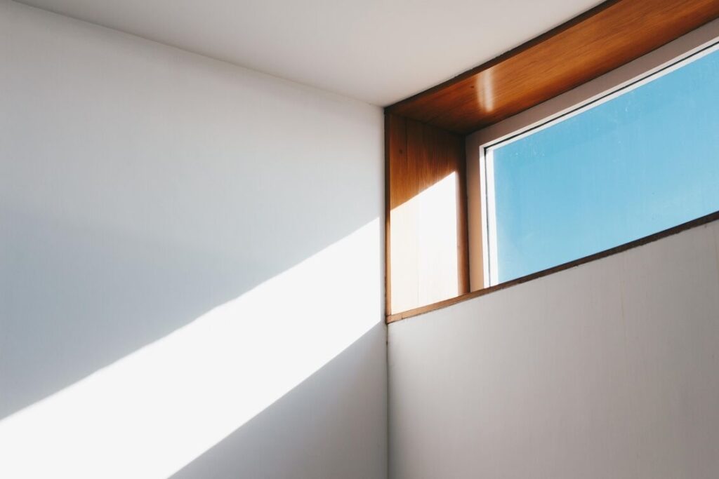 How-Do-You-Choose-the-Right-Window-Styles-for-Light-Privacy-and-Energy-Efficiency